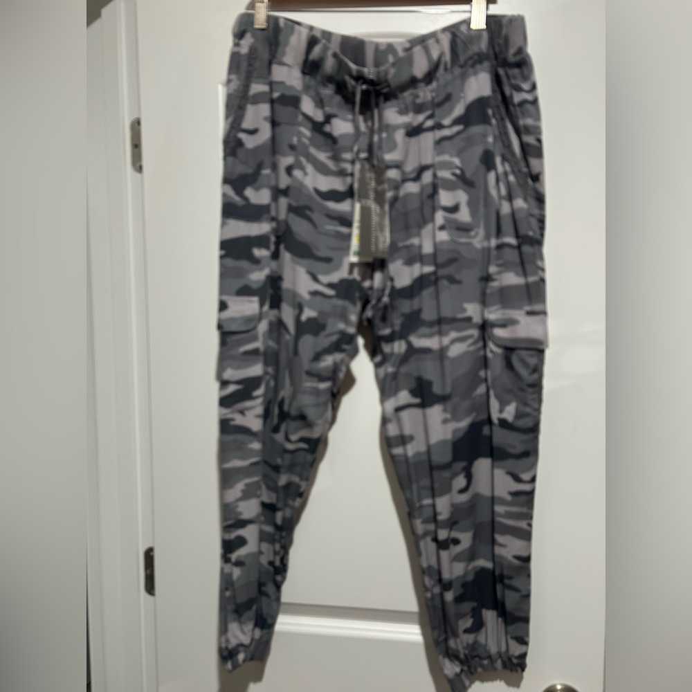 Women’s Gray Camo Cargo Joggers - XL
